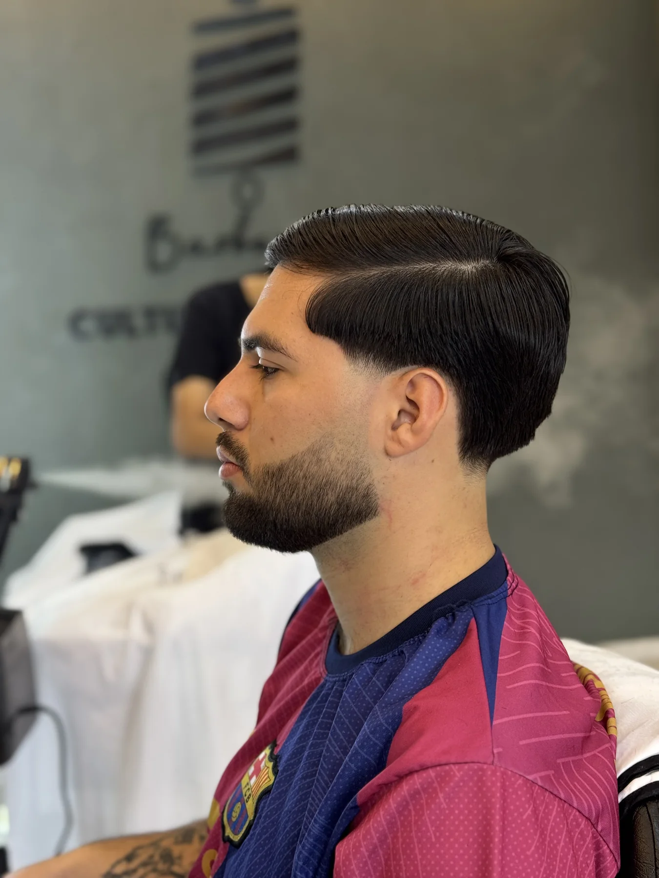 Corte clásico con acabado pulido y barba perfilada