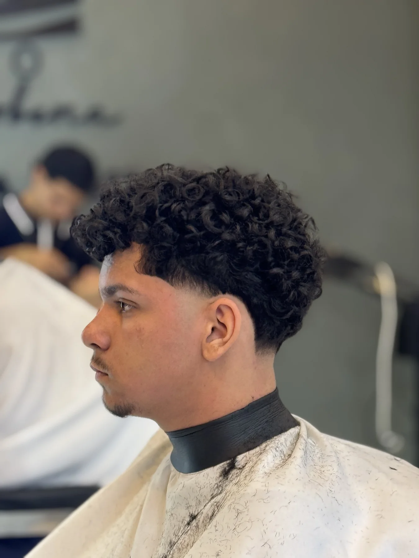 Corte rizado con degradado y contornos definidos