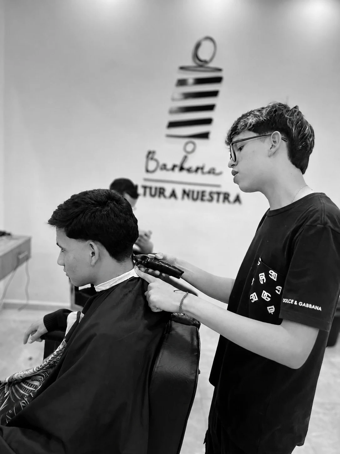 Albaro realizando un corte en Cultura Nuestra